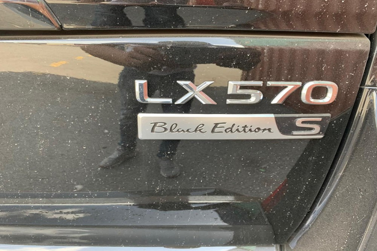 Lexus LX570 Black Edition 2021 hon 10 ty 