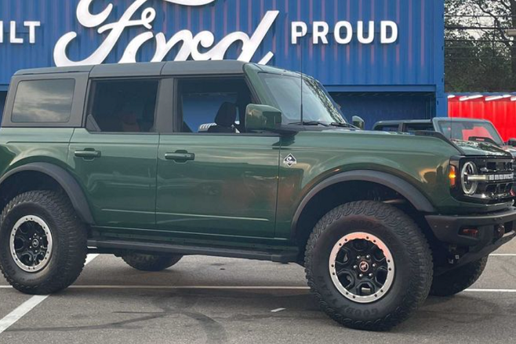 Ford Bronco 2022 dep hoang da voi mau son xanh luc moi-Hinh-3