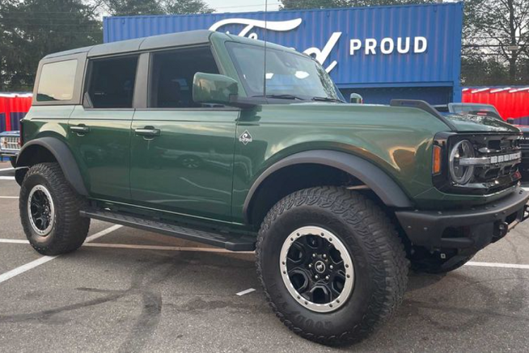 Ford Bronco 2022 dep hoang da voi mau son xanh luc moi