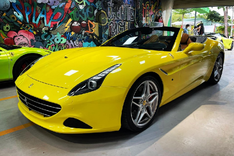 Zoom tung chi tiet Ferrari California T ve tay dai gia Sai Gon-Hinh-2