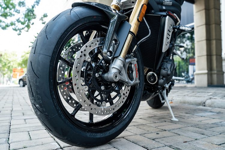 Triumph Speed Triple 1200 RS tai Viet Nam dat hon ca Toyota Vios-Hinh-9