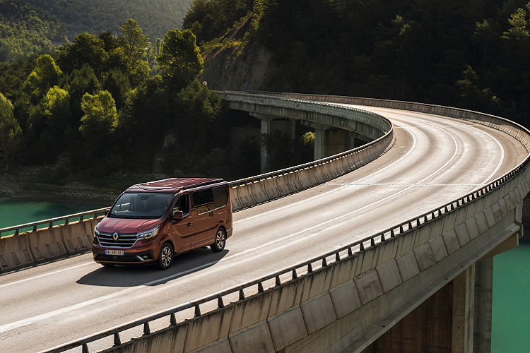 Renault Trafic SpaceNomad 2022 - nha di dong nho nhung 