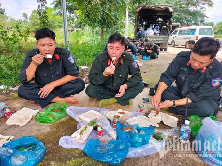 Canh sat co dong an com hop tren duong hanh quan than toc di chong dich-Hinh-3