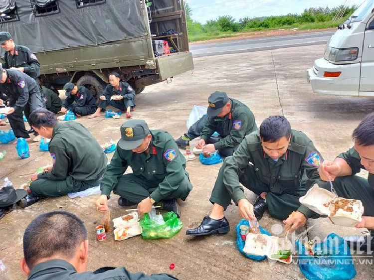 Canh sat co dong an com hop tren duong hanh quan than toc di chong dich-Hinh-5