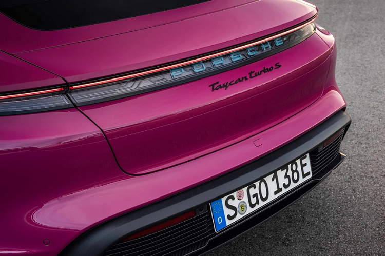 Porsche Taycan 2022 bo xung bi tinh nang do xe bang smartphone-Hinh-2
