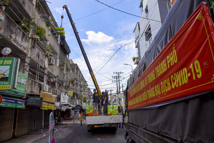 Xe cau ho tro chuyen qua den nguoi dan khu phong toa o TP.HCM