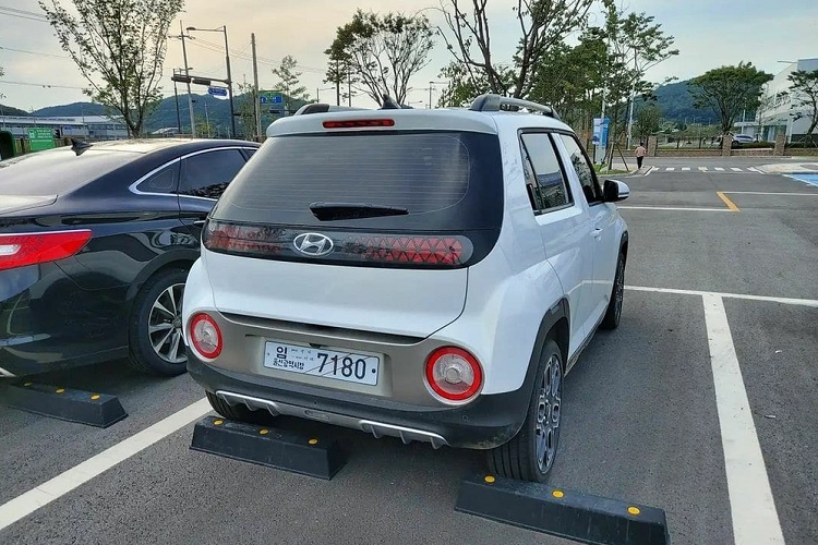 Tan thay SUV hang A sieu re - Hyundai Casper 2022 tren duong pho-Hinh-5