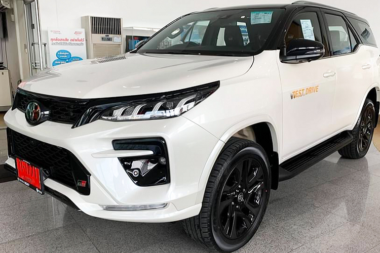 Chi tiet Toyota Fortuner GR Sport tu 1,3 ty dong, sap ve Viet Nam