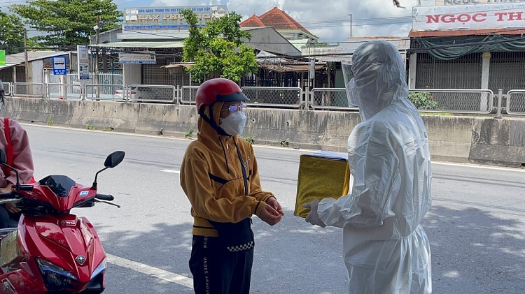 Hu tro cot nguoi dan ong mat vi Covid-19 va chiec phong bi giau kin