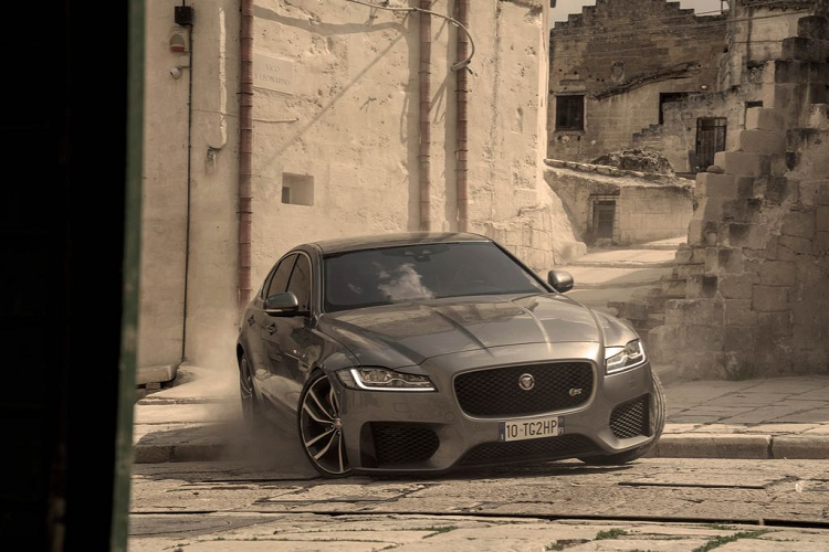 Jaguar XF lan dau ket hop voi diep vien 007 trong “No Time To Die’“-Hinh-2