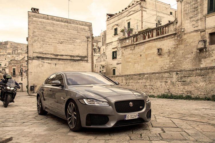 Jaguar XF lan dau ket hop voi diep vien 007 trong “No Time To Die’“