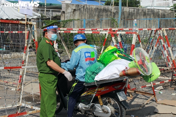 Quan doi, cong an ho tro dua nguoi dan tu TP.HCM ve mien Tay