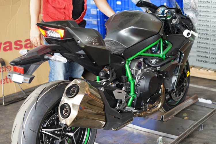 Sieu moto Kawasaki Ninja H2 Carbon 2021 hon 1 ty dong ve Viet Nam