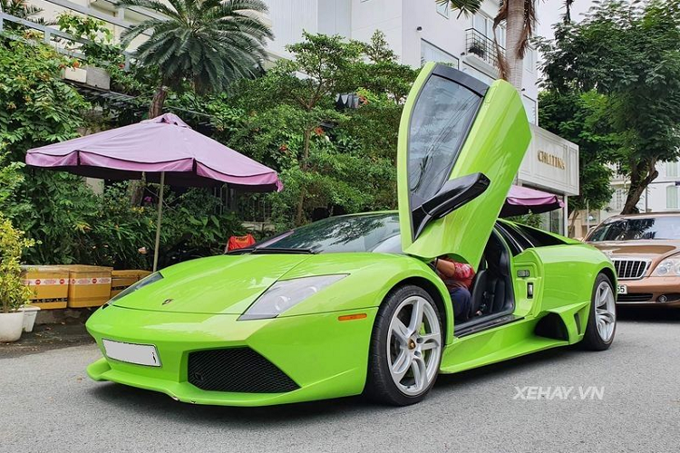 “Bo gia” Lamborghini Murcielago xanh com kich doc dao pho Sai Gon