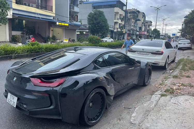 Thai Nguyen don sieu xe BMW i8 dau tien, 