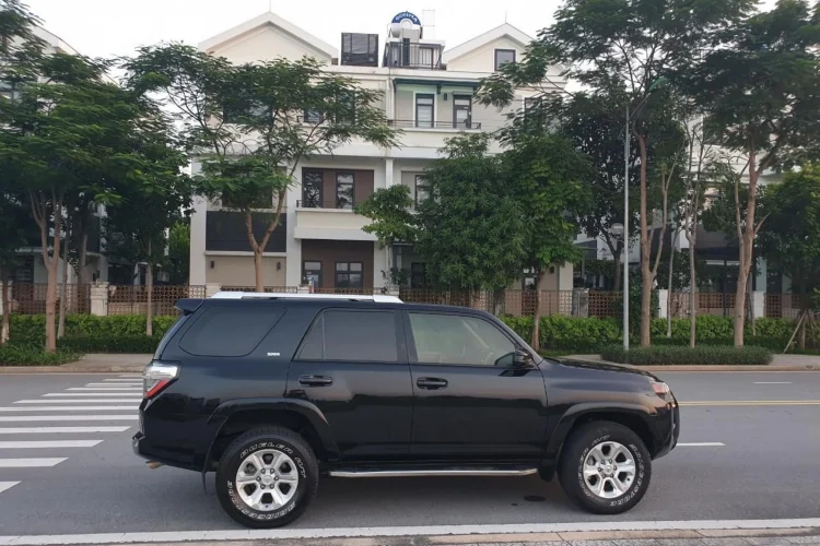 Toyota 4Runner chay 5 nam o Ha Noi, dat ngang Mercedes-Benz GLC-Hinh-3