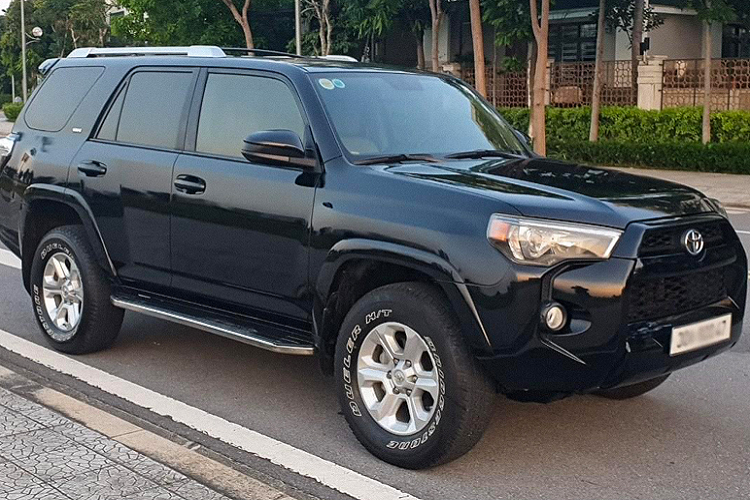 Toyota 4Runner chay 5 nam o Ha Noi, dat ngang Mercedes-Benz GLC