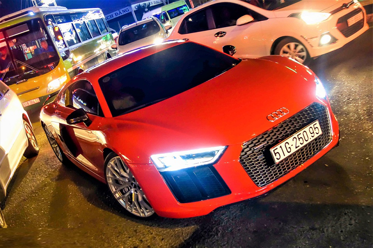 Nhin lai sieu xe Audi R8 V10 Plus cua Dong Nhi va Ong Cao Thang-Hinh-6