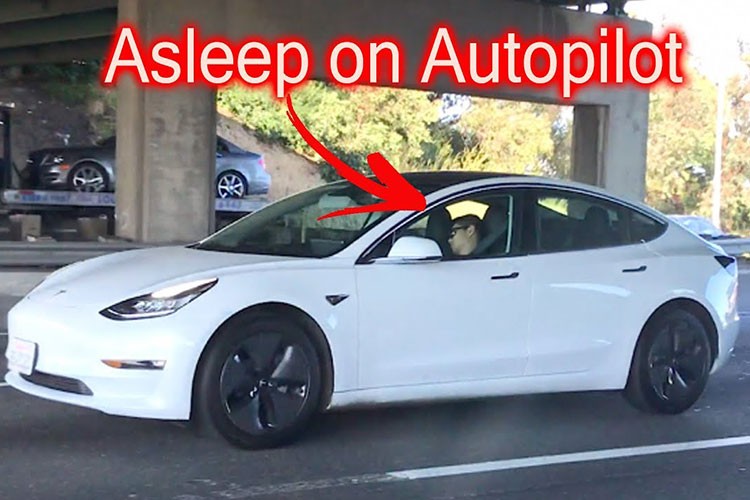 Tesla bi truy van chua trieu hoi xe loi he thong tu lai Autopilot-Hinh-2
