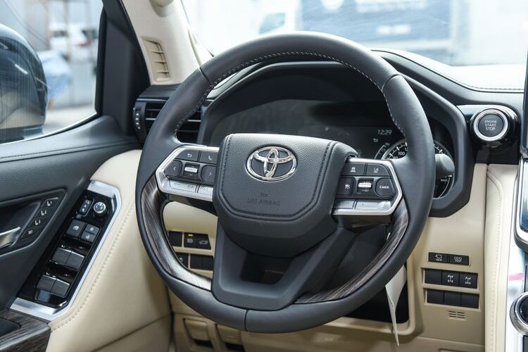 Toyota Land Cruiser 2022 hon 4 ty tai Ha Tinh trung bien 
