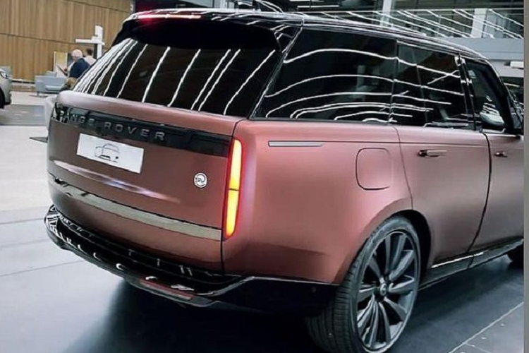 SUV nha giau Range Rover 2022 bat ngo 