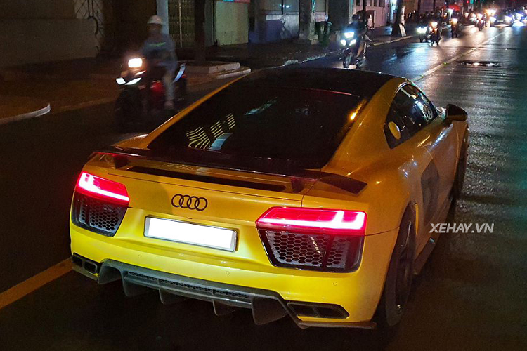 Sieu xe Audi R8 V10 Plus khoac 