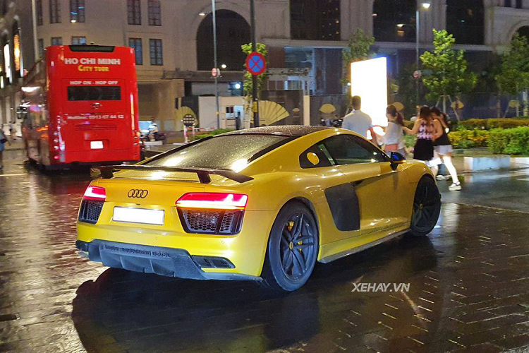 Sieu xe Audi R8 V10 Plus khoac 