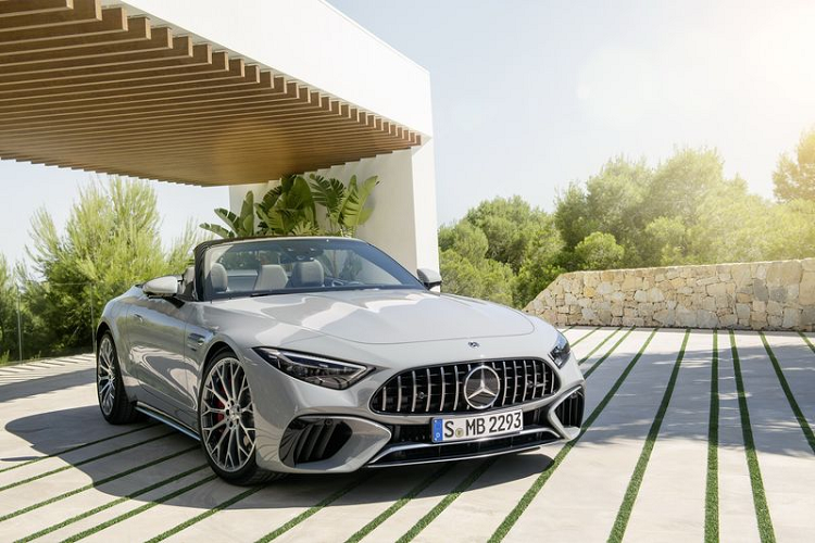 Mercedes-AMG SL 2022 chinh thuc “dau” BMW 8 Series Convertible-Hinh-4