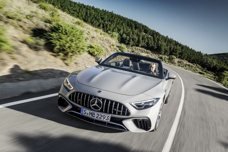 Mercedes-AMG SL 2022 chinh thuc “dau” BMW 8 Series Convertible