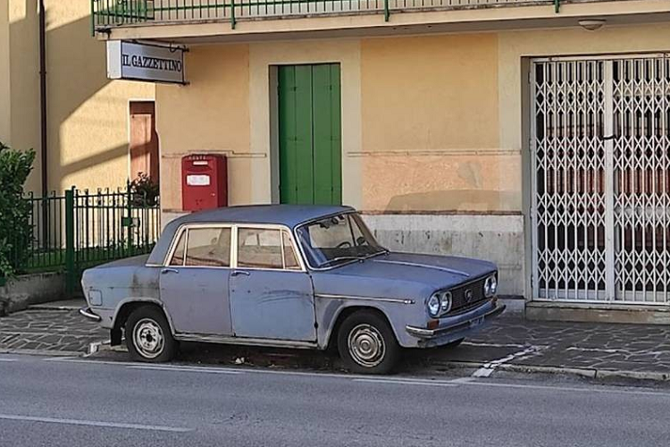 Chiec xe Lancia Fulvia noi tieng do mot ben le duong suot 47 nam-Hinh-4