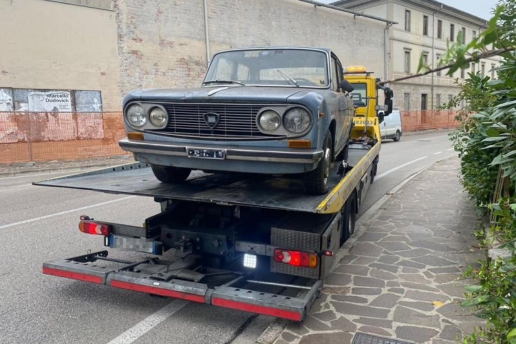 Chiec xe Lancia Fulvia noi tieng do mot ben le duong suot 47 nam-Hinh-6