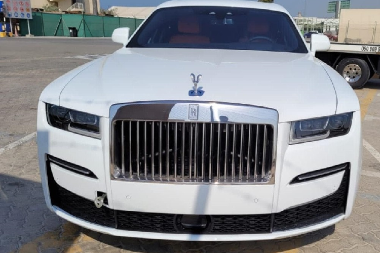 Rolls-Royce Ghost 2021 sieu sang gan 30 ty “no don” ve Viet Nam