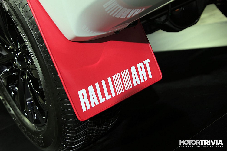 Mitsubishi Pajero Sport 2022 phien ban Ralliart phong cach xe dua-Hinh-6