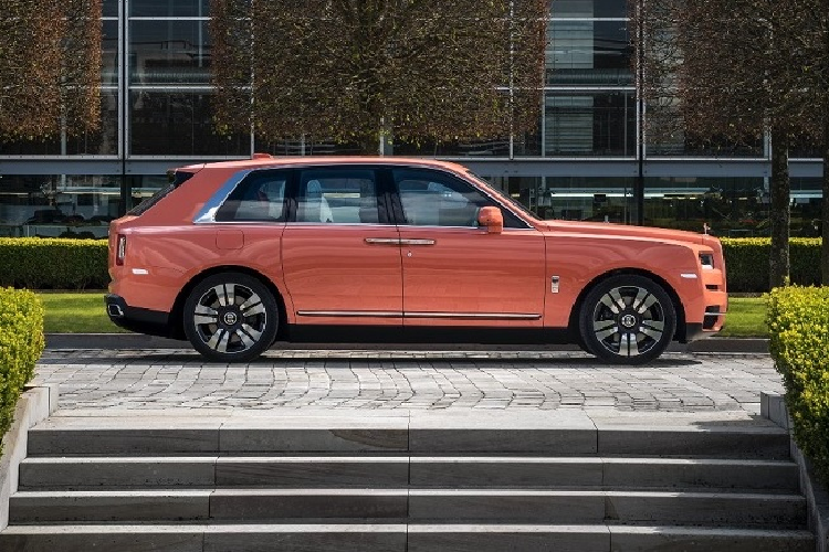 Tan thay Rolls-Royce Cullinan sieu sang ca tinh mau 