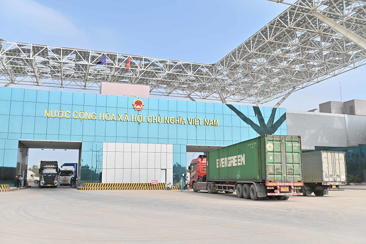 Nghin xe container tac o cua khau: Va vat ve duong cho thong hang-Hinh-4