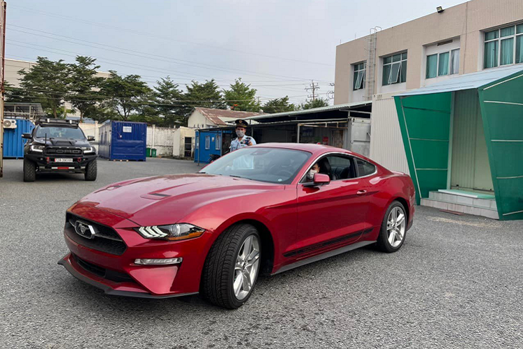 Dap thung Ford Mustang 2021 co bap, mui cung tai Viet Nam-Hinh-2