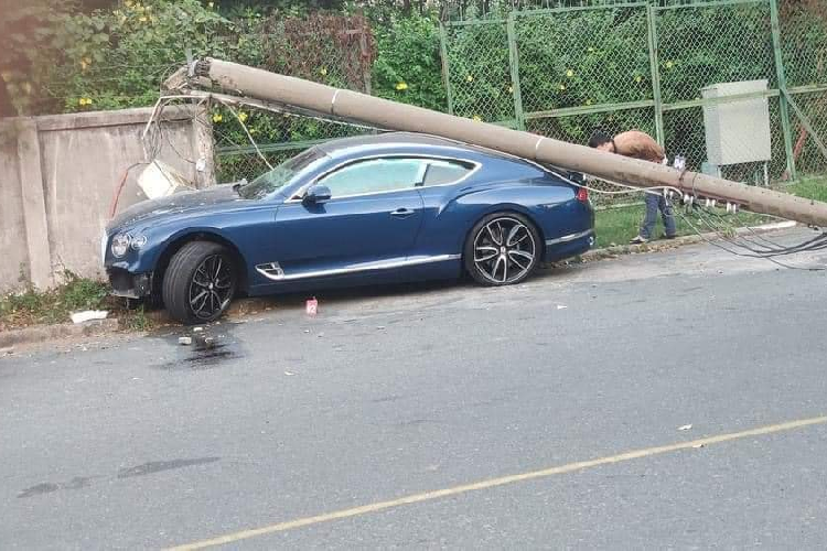 Bentley Continental GT hon 25 ty tai Viet Nam gap nan, hong nang-Hinh-2