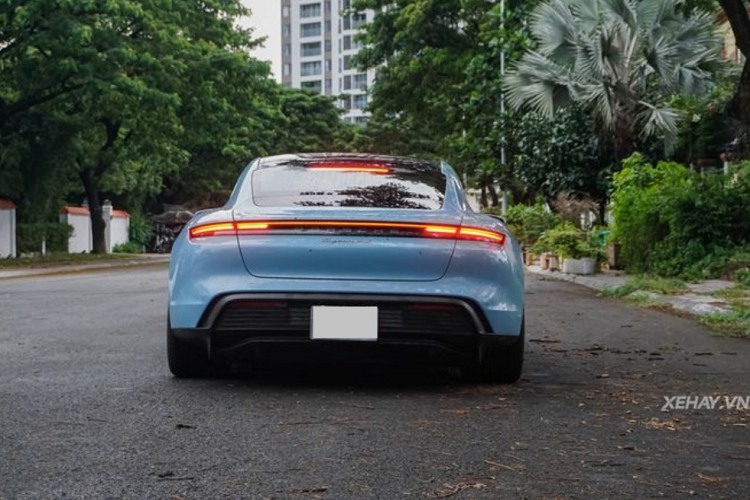 Porsche Taycan gan 6 ty mau Frozen Blue Metallic 