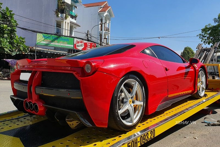 Ferrari 458 Italia chay 10 nam, van 