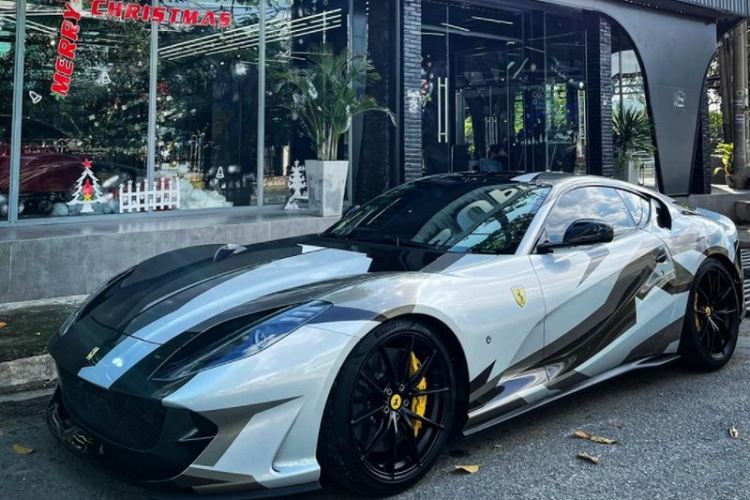 Ferrari 812 Superfast mau camo 