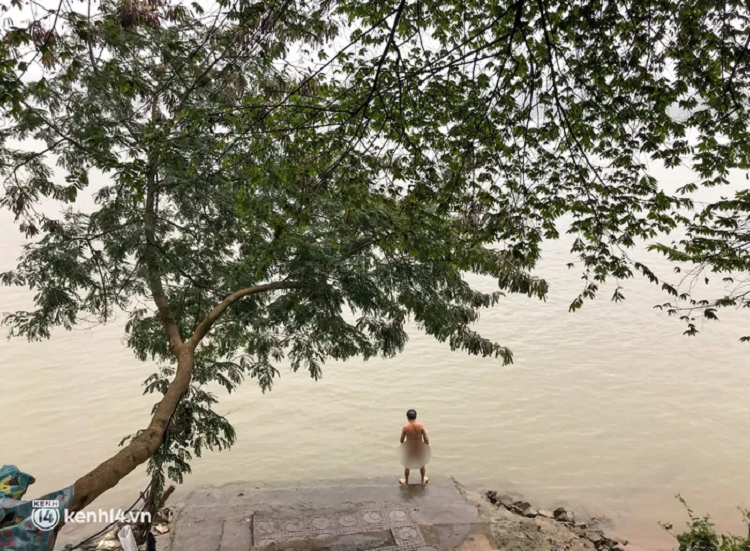 Nguoi Ha Noi ru nhau tam 'tien' giua bai song Hong trong gia ret duoi 13 do