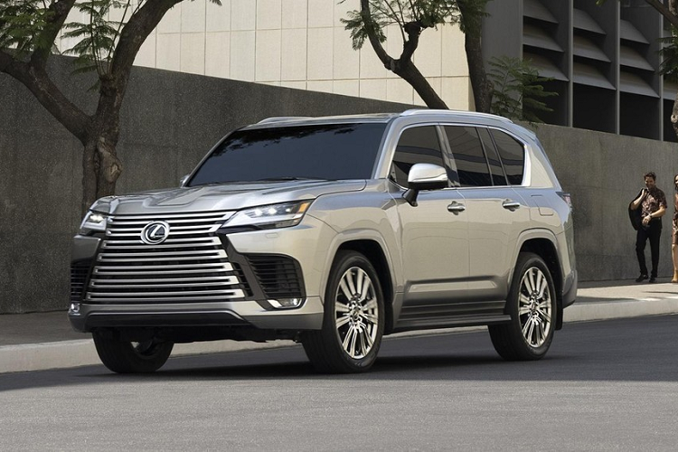 Lexus LX 600 2022 tu 2,5 ty dong, khach hang cho 2 nam nhan xe?