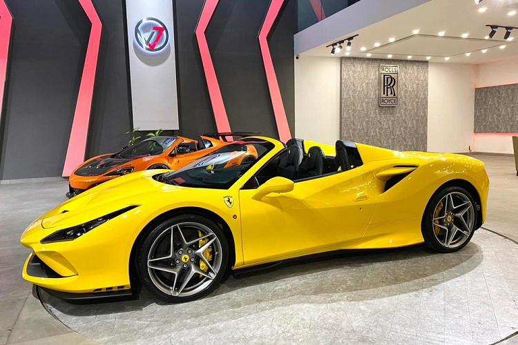 Ferrari F8 Spider hon 20 ty dong 