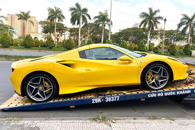 Ferrari F8 Spider hon 20 ty dong 