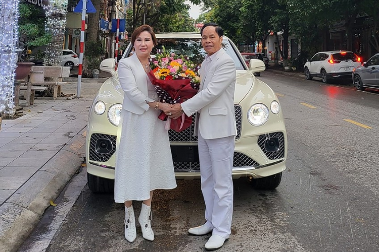 Vo chong dai gia U60 Bac Ninh tau Bentley Bentayga V8 hon 20 ty-Hinh-2