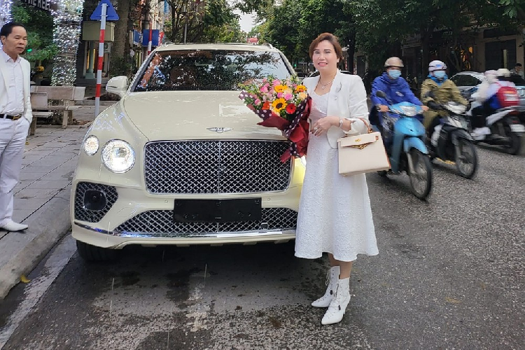 Vo chong dai gia U60 Bac Ninh tau Bentley Bentayga V8 hon 20 ty