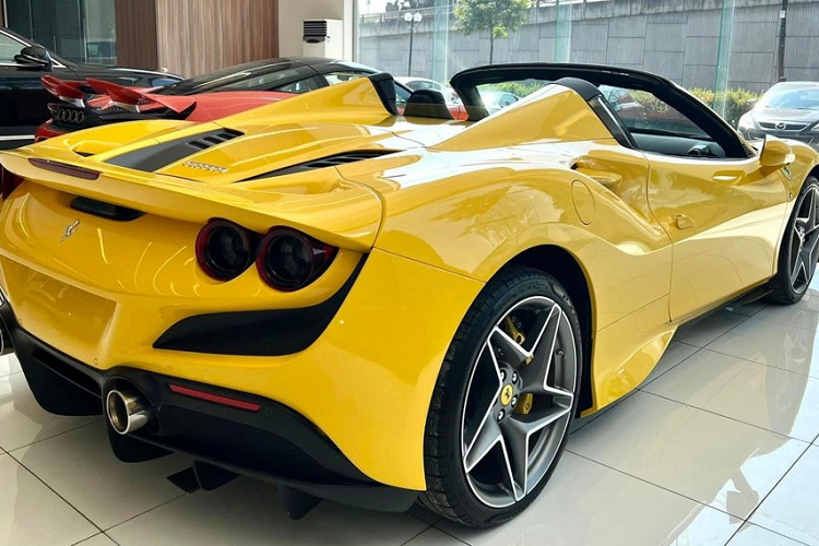 Ferrari F8 Spider va McLaren 765LT tri gia hon 50 ty o Ha Noi