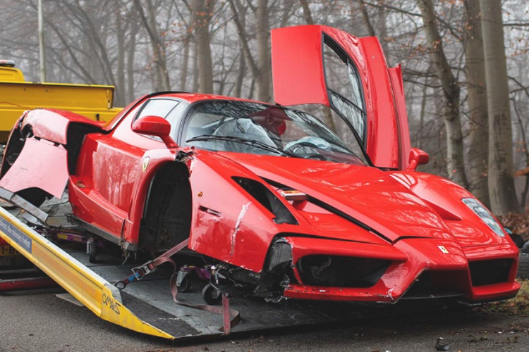 Ferrari Enzo 60 ty dong 