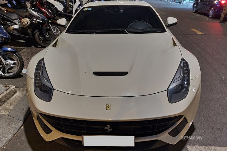 Ferrari F12 Berlinetta hon 20 ty, mau doc tai Viet Nam o Sai Gon-Hinh-3