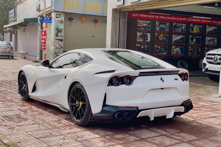 “Hac ma” Ferrari 812 Superfast hon 27 ty ve Ha Noi, thay ao moi-Hinh-4